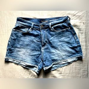Levi Signature Jean Shorts Women’s Size 8